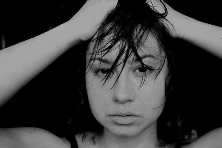 Black-and-white portrait of Rita Rozynek from the first page of the German portfolio.